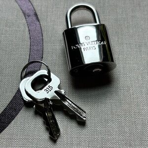 SILVER LV lock & key on 18 inch chain #315